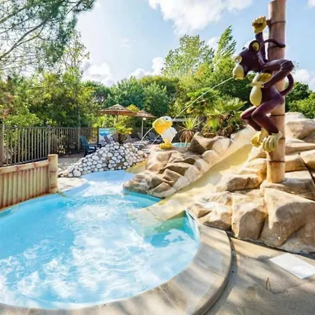 ZEcamping 4 étoiles à 5km de la plage piscine chauffée toboggans dog friendly Campeggio *