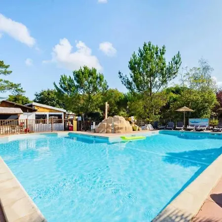 ZEcamping 4 étoiles à 5km de la plage piscine chauffée toboggans dog friendly *